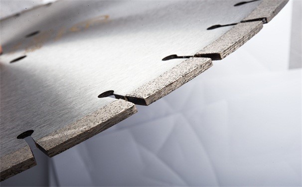 對(duì)混凝土鋸片進(jìn)行研磨，需要注意什么?