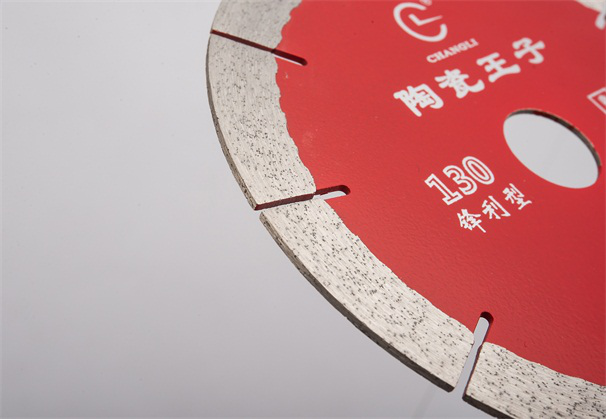 我國(guó)瓷磚切割片加工的瓷磚外墻在發(fā)展中有哪些阻礙性問題呢？